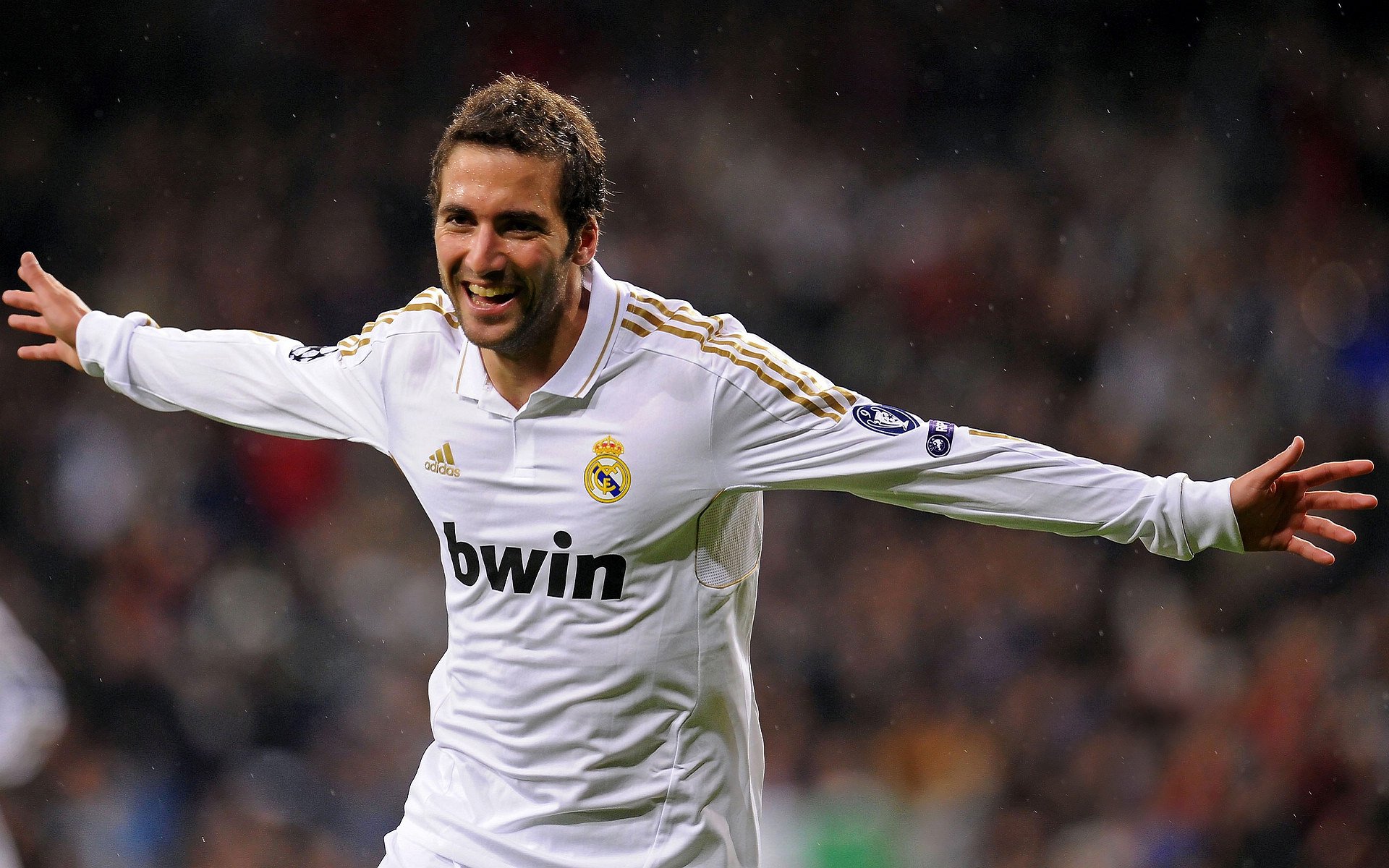 大数据监测运动员饮水与电解质平衡，运动员喝电解质饮料